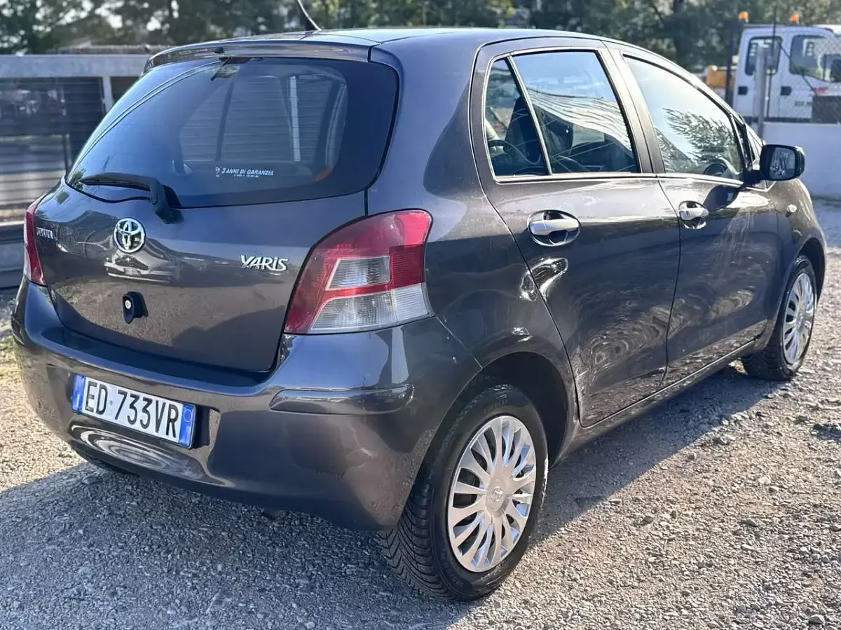 Usata Toyota Yaris 69 CV (50 kW) 2010 Argento Utilitaria