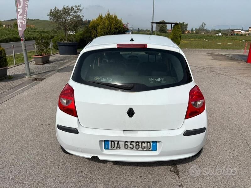 Usata Renault Clio III 75 CV (55 kW) 2006 Bianco Utilitaria
