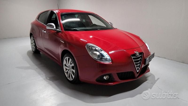 Rosso Usata 2015 Alfa Romeo Giulietta Exclusive Due volumi | 7300 € (Buon prezzo) - Immagine 1/4