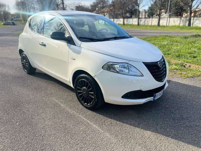 Usata Lancia Ypsilon Platinum 69 CV (50 kW) 2018 Bianco Utilitaria