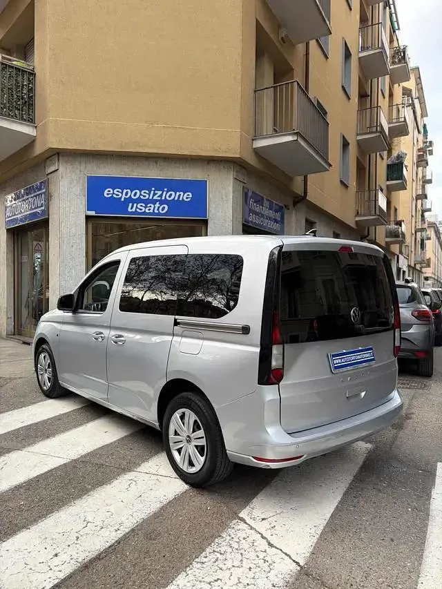 Usata VW Caddy 102 CV (75 kW) 2021 Grigio metallizzato Monovolume