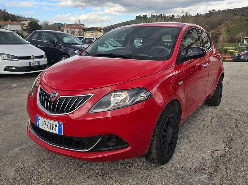 Usata Lancia Ypsilon Silver 69 CV (50 kW) 2022 Rosso Utilitaria