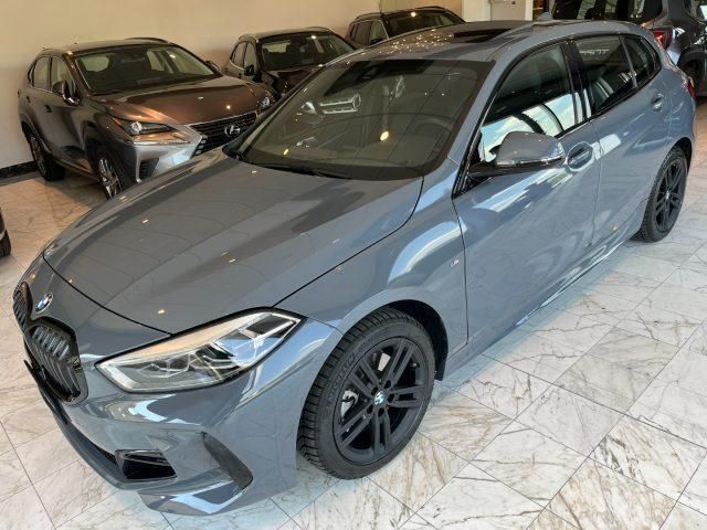 Storm grey Usata 2023 BMW 118 M Sport Due volumi | 30.900 € (Buon prezzo) - Immagine 1/4