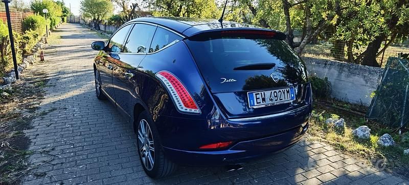 Usata Lancia Delta 130 CV (95 kW) 2014 Blu Utilitaria