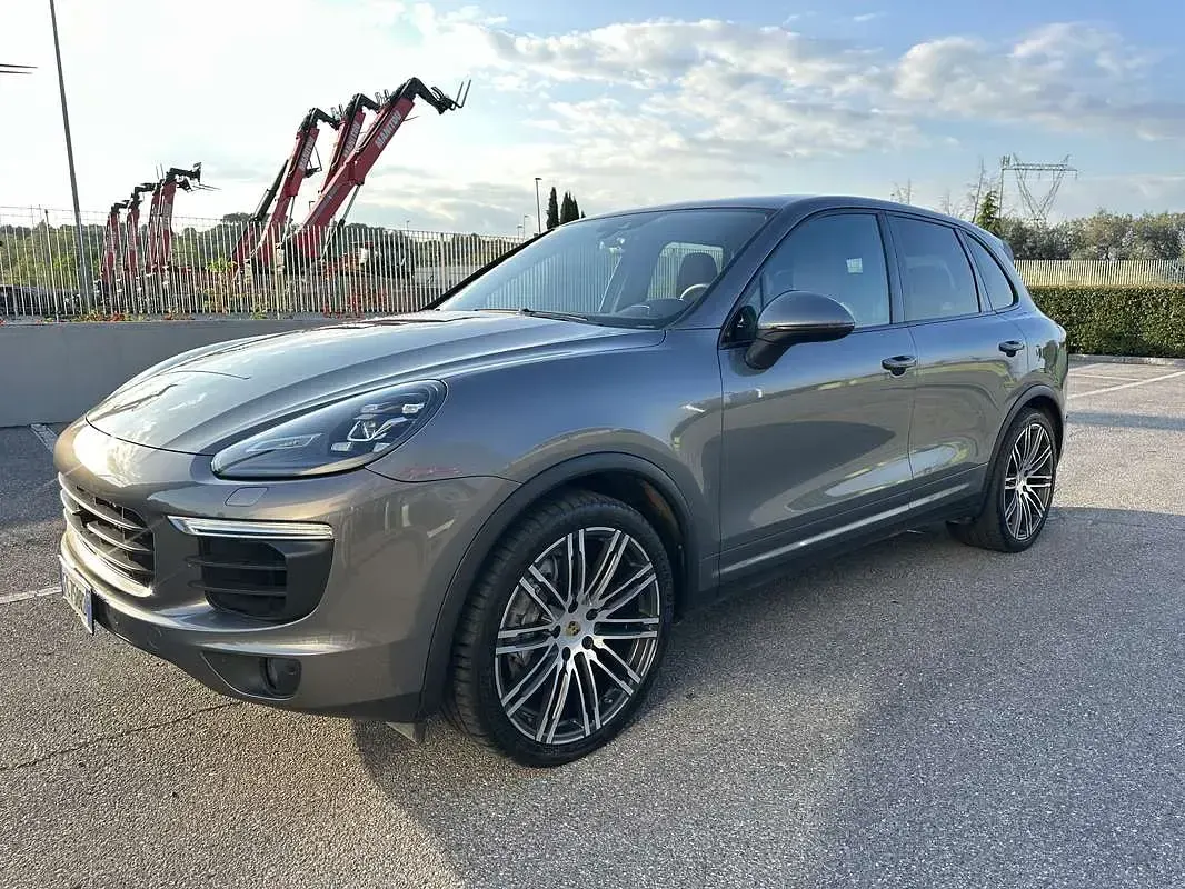 Usata Porsche Cayenne 250 CV (183 kW) 2016 Grigio SUV