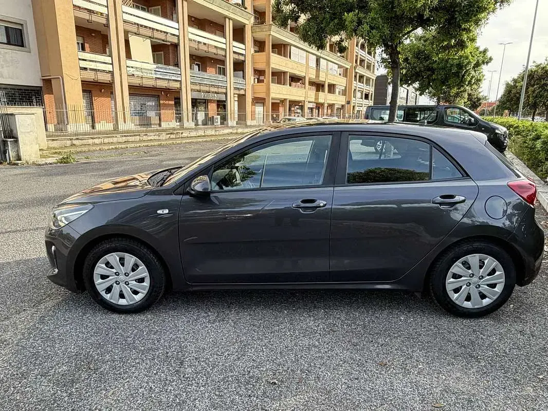 Usado Kia Rio 82 CV (60 kW) 2018 Gris Berlina