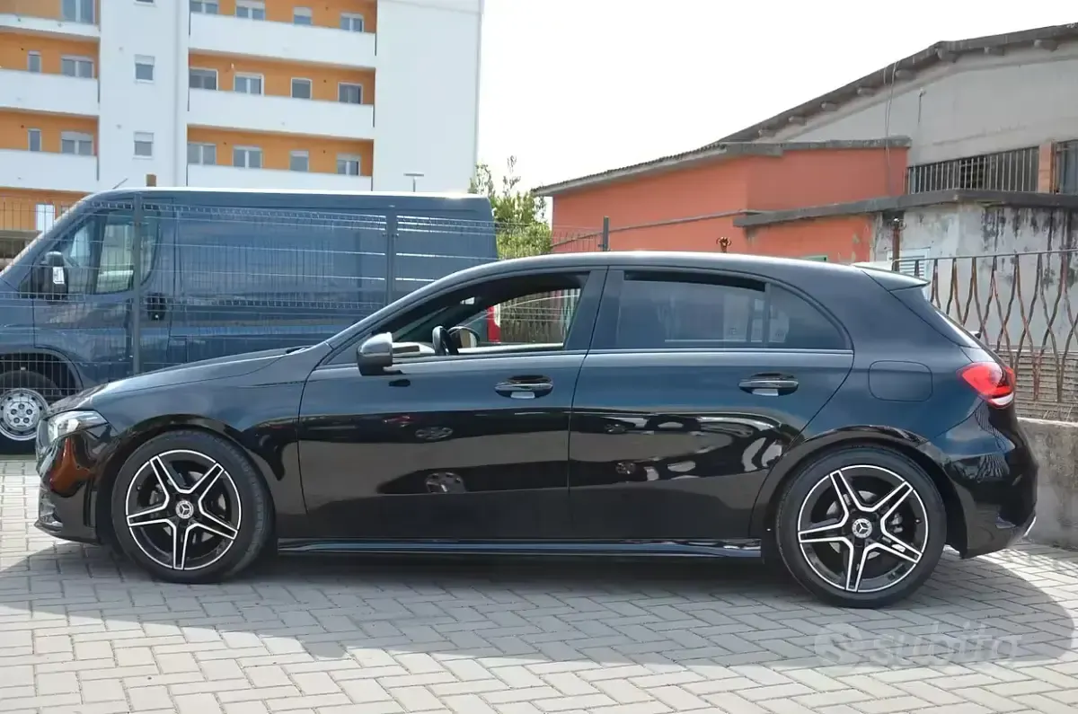 Käytetty Mercedes A200 AMG Line Premium 150 HP (110 kW) 2022 Musta Sedan