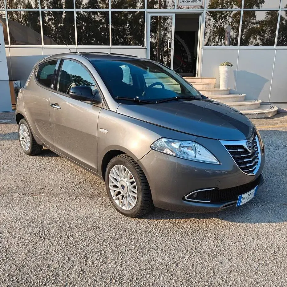Usata Lancia Ypsilon Gold 69 CV (50 kW) 2014 Grigio Utilitaria