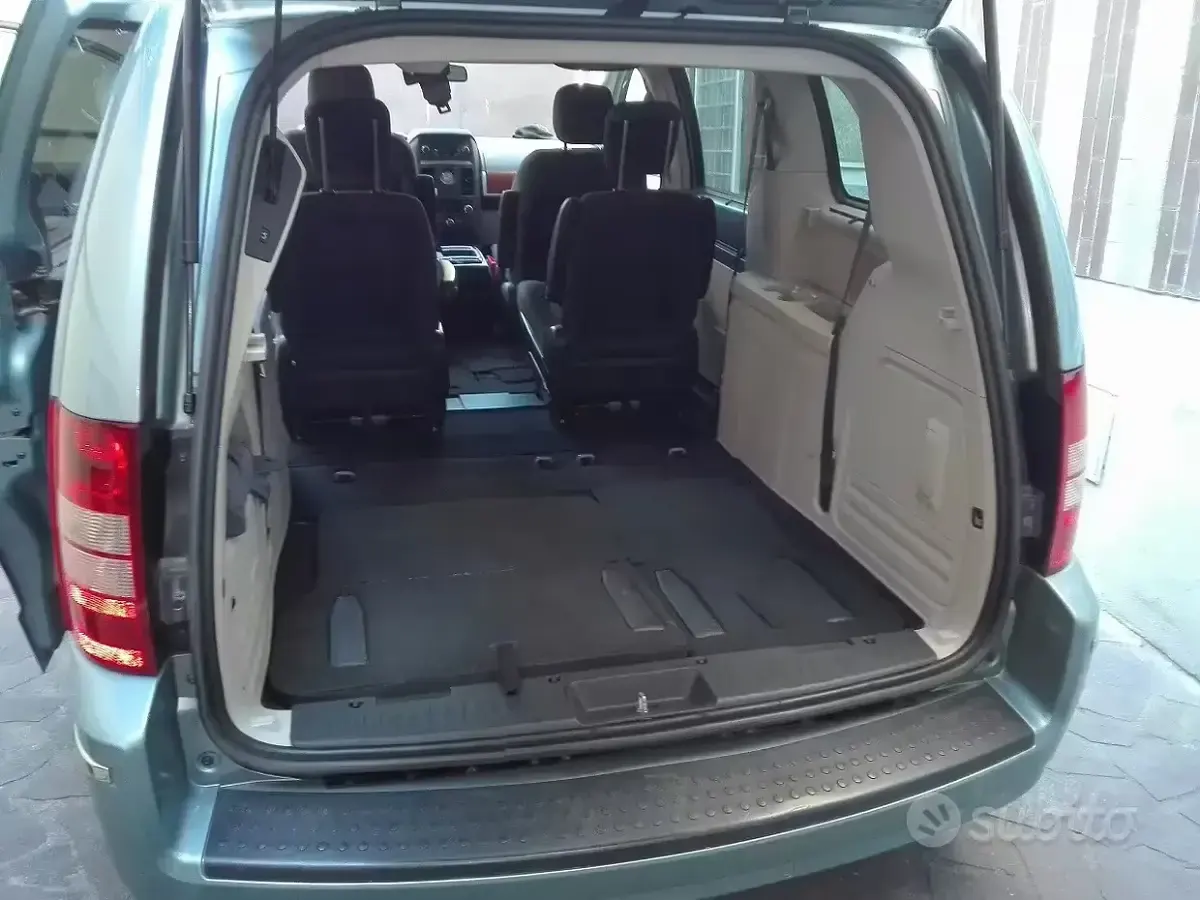 Usata Chrysler Grand Voyager 163 CV (119 kW) 2010 Bluazzurro Monovolume