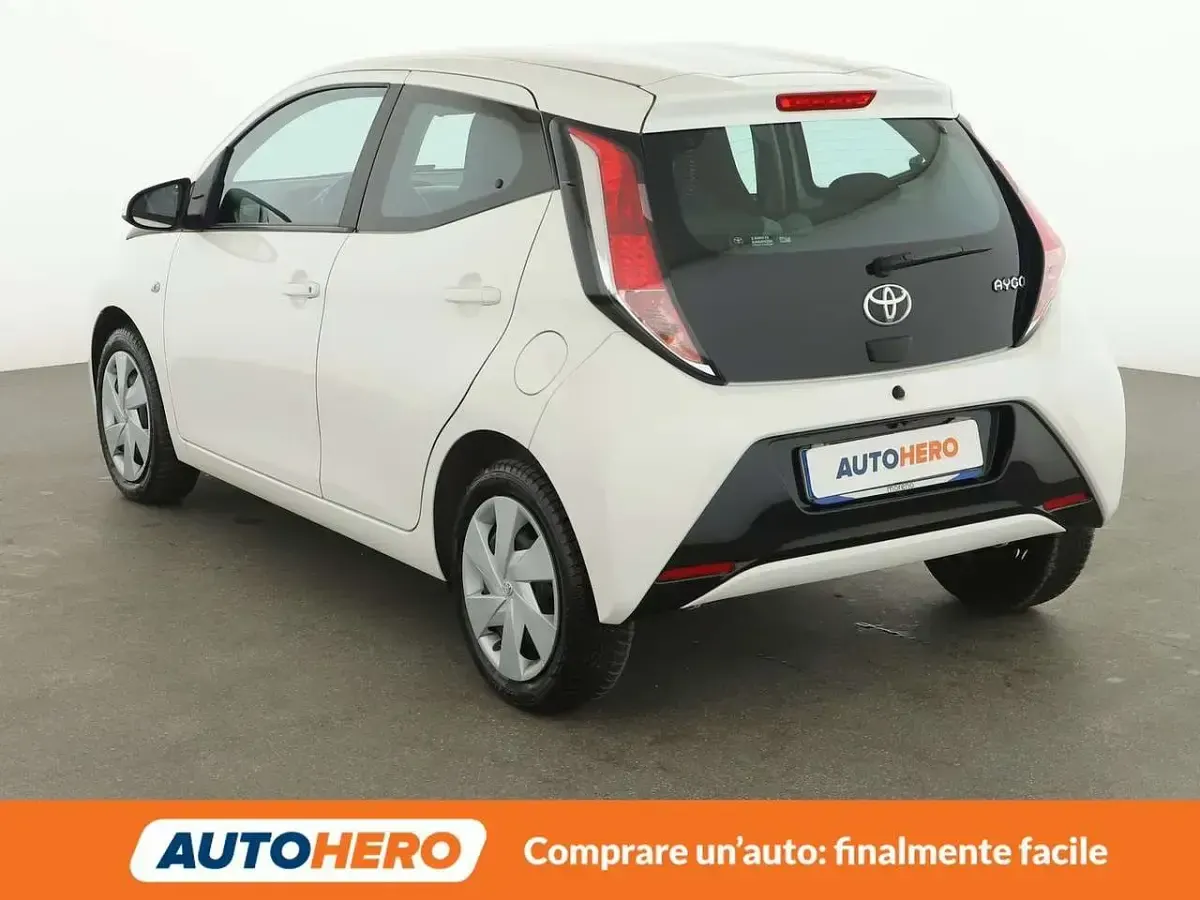 Begagnad Toyota Aygo X-play 70 HK (51 kW) 2016 Vit Halvkombi
