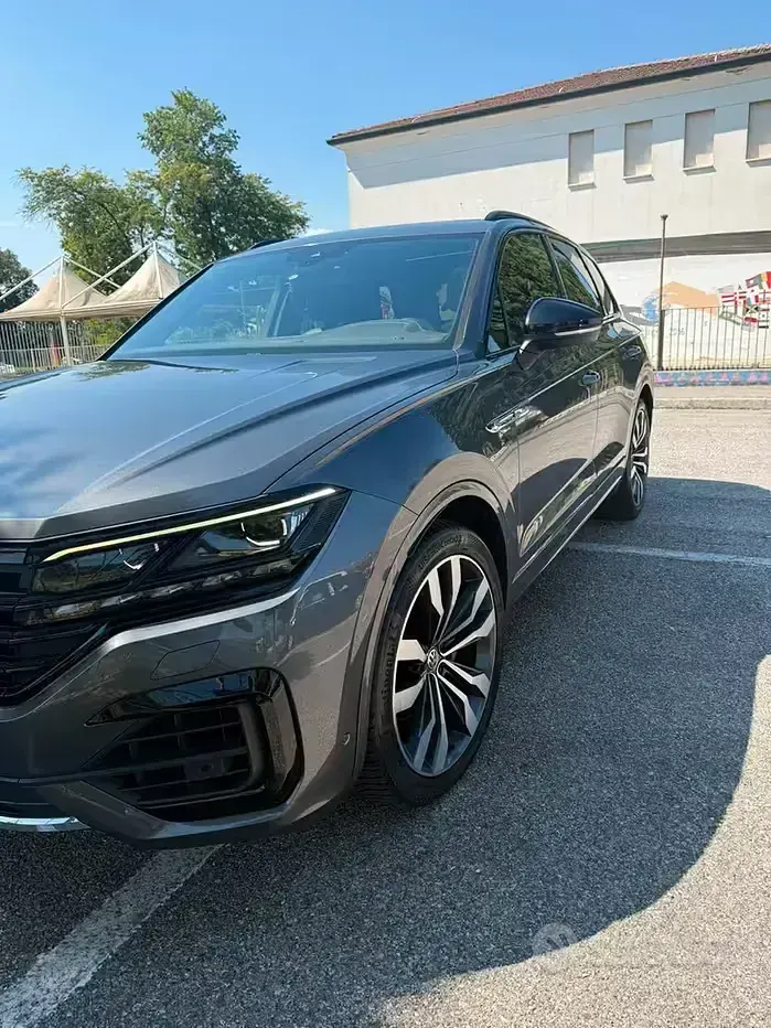 Usata VW Touareg R-line 231 CV (169 kW) 2019 Grigio SUV
