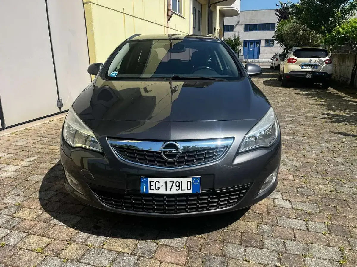 Usata Opel Astra Cosmo 140 CV (102 kW) 2011 Grigio Station wagon