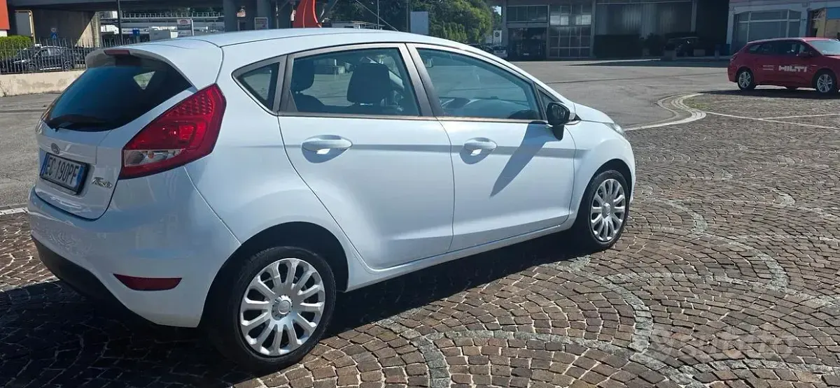 Usado Ford Fiesta Titanium 97 HP (71 kW) 2010 Branco Citadino