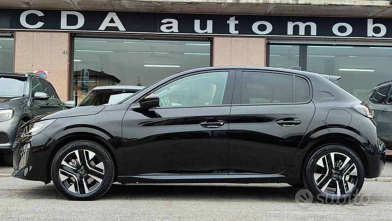 Usata Peugeot 208 Allure 101 CV (74 kW) 2025 Nero Utilitaria