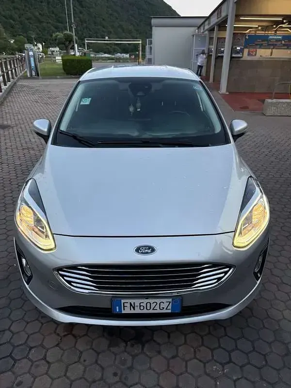 Usata Ford Fiesta Titanium 86 CV (63 kW) 2018 Grigio Utilitaria