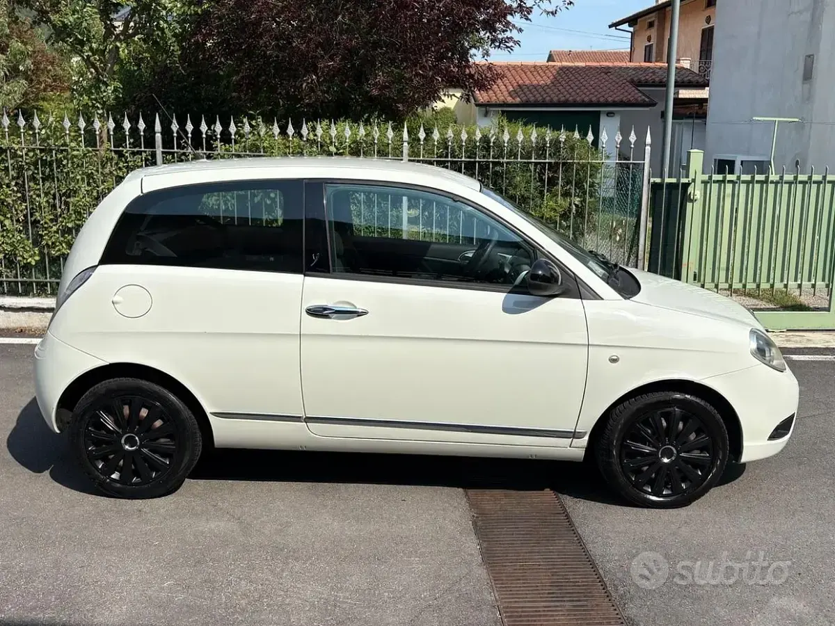 Usata Lancia Ypsilon Platinum 69 CV (50 kW) 2011 Bianco Utilitaria