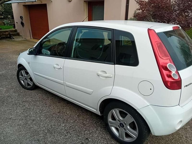 Usata Ford Fiesta 68 CV (50 kW) 2008 Bianco Utilitaria