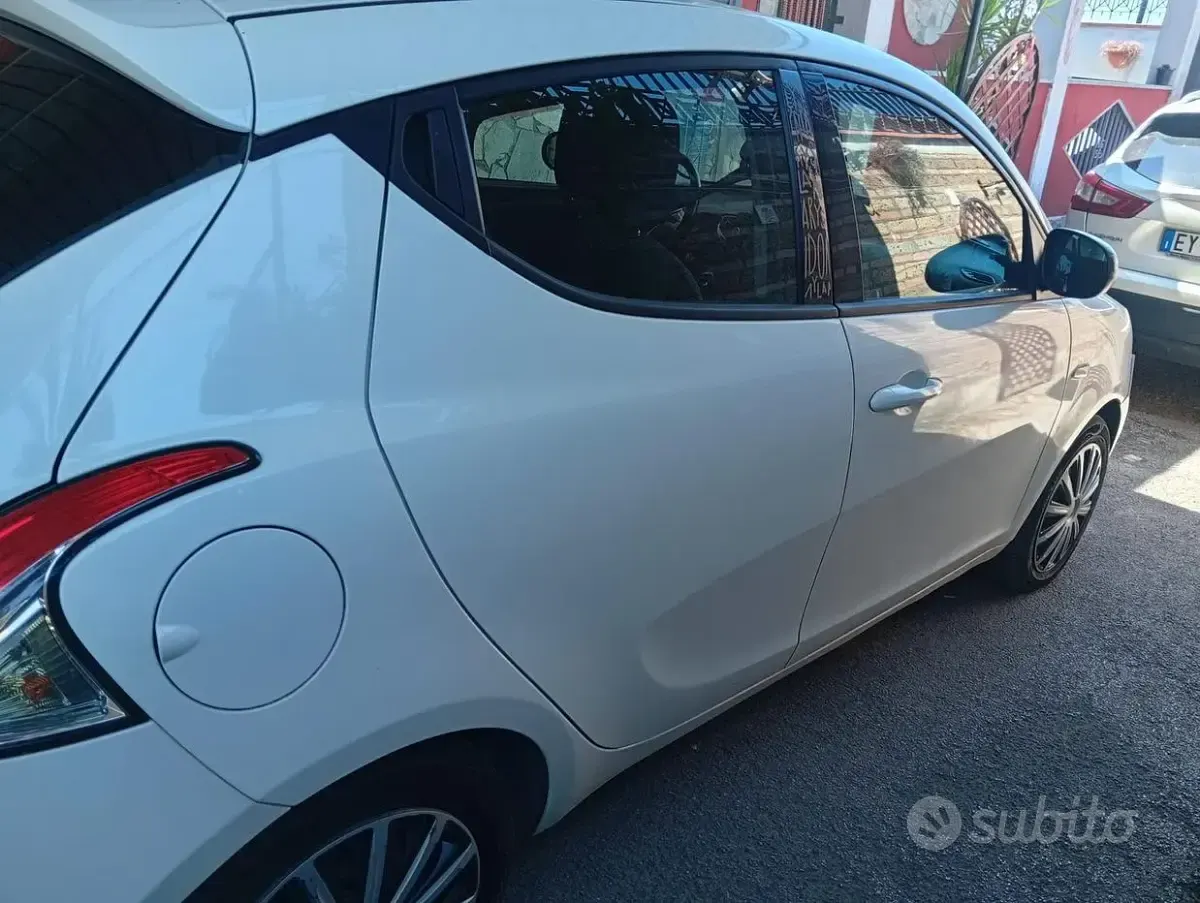 Usata Lancia Ypsilon 60 CV (44 kW) 2013 Bianco Utilitaria