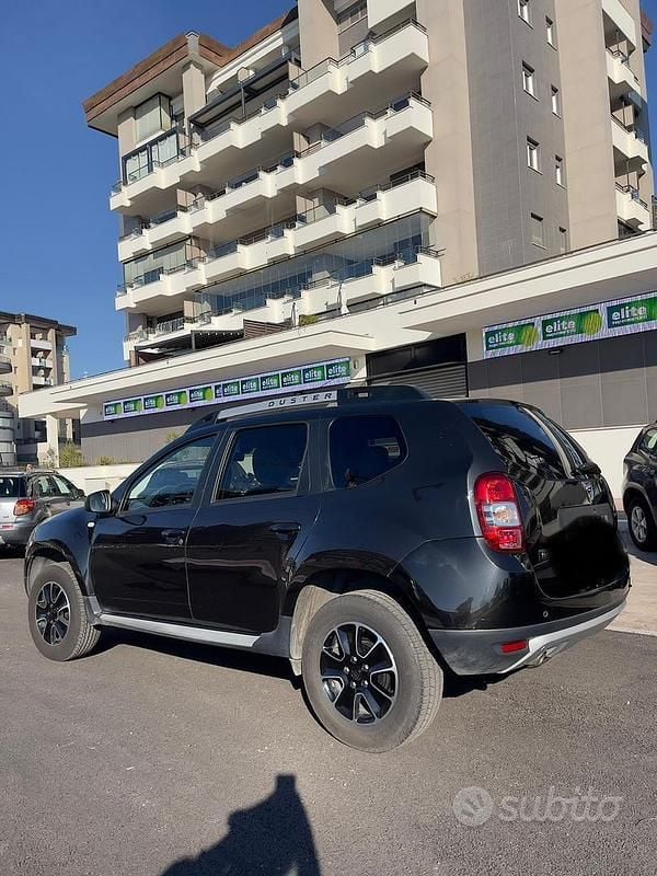 Nero Usata 2016 Dacia Duster Black Shadow SUV | 9600 € (Buon prezzo) - Immagine 1/4