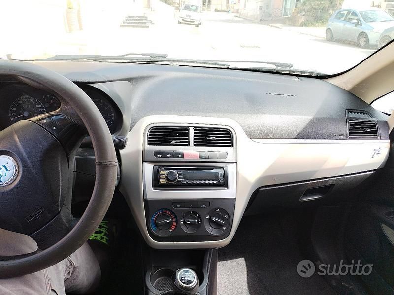 Usata Fiat Punto 90 CV (66 kW) 2006 Nero Utilitaria