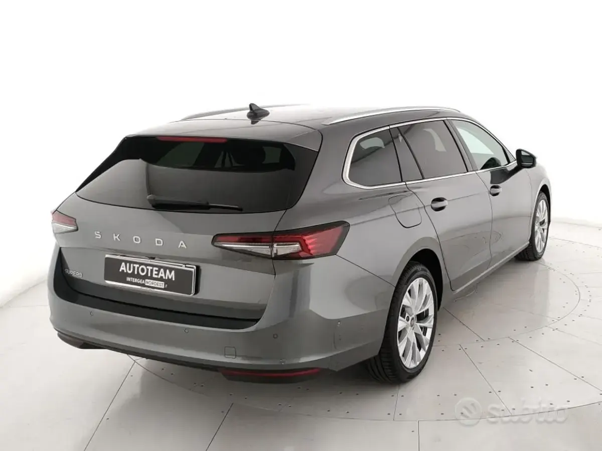 Usata Skoda Superb Style 150 CV (110 kW) 2025 Grigio grafite Station wagon