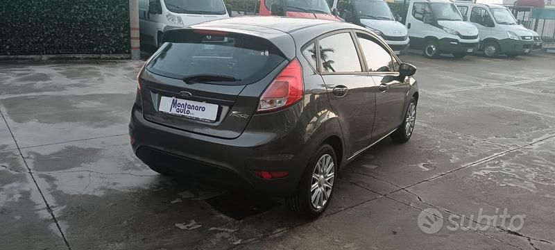 Usado Ford Fiesta Business Edition 95 HP (69 kW) 2017 Cinzento Sedan