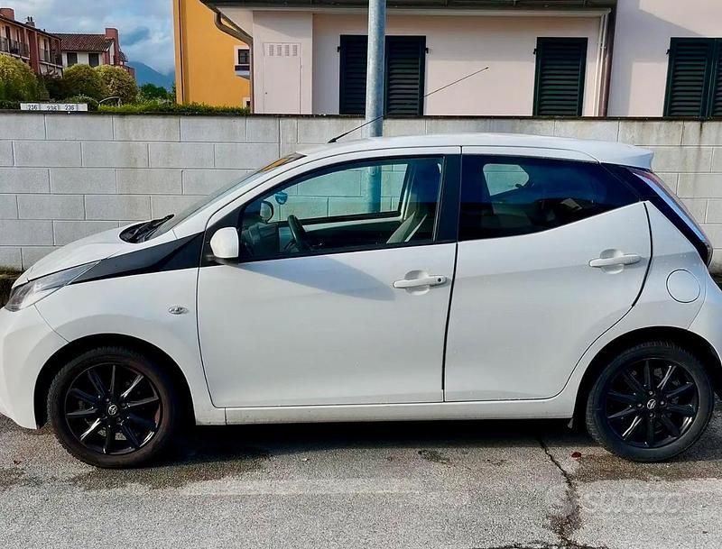 Bianco Usata 2017 Toyota Aygo Due volumi | 8000 € (Ottimo prezzo) - Immagine 1/4