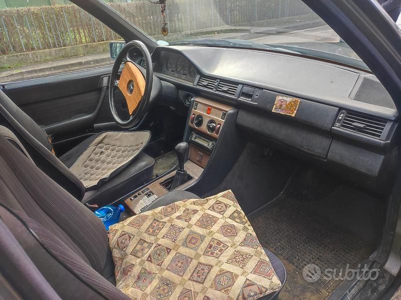 Usata Mercedes E200 109 CV (80 kW) 1990 Grigio Berlina