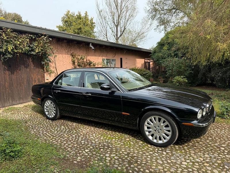 Usata Jaguar XJ8 258 CV (189 kW) 2003 Nero Berlina