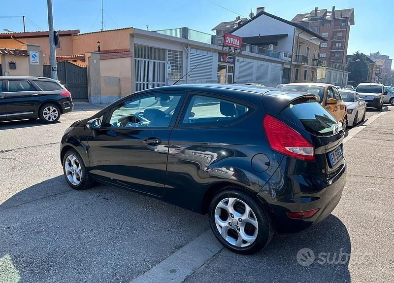 Usata Ford Fiesta Titanium 97 CV (71 kW) 2012 Nero Utilitaria