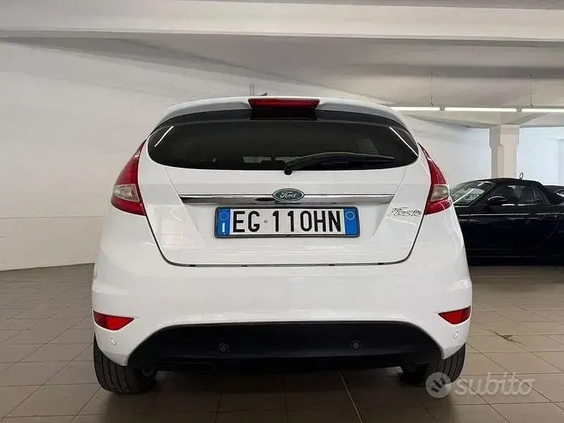 Usata Ford Fiesta 96 CV (70 kW) 2010 Bianco Berlina