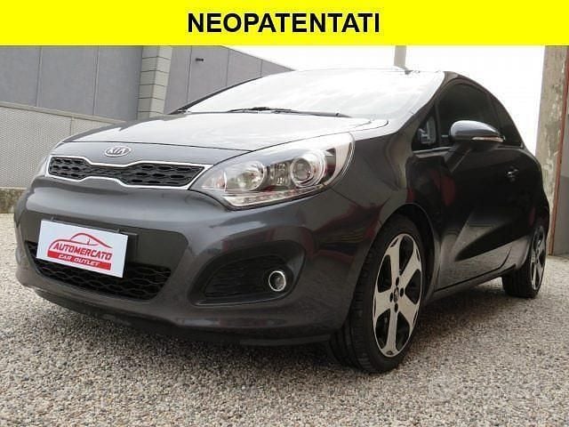 Grigio Usata 2012 Kia Rio Tre volumi | 6900 € (Buon prezzo) - Immagine 1/4