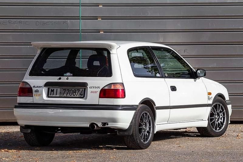 Usata Nissan Sunny 220 CV (161 kW) 1992 Bianco Berlina