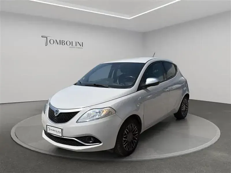 Usata Lancia Ypsilon 69 CV (50 kW) 2016 Grigio chiaro Utilitaria