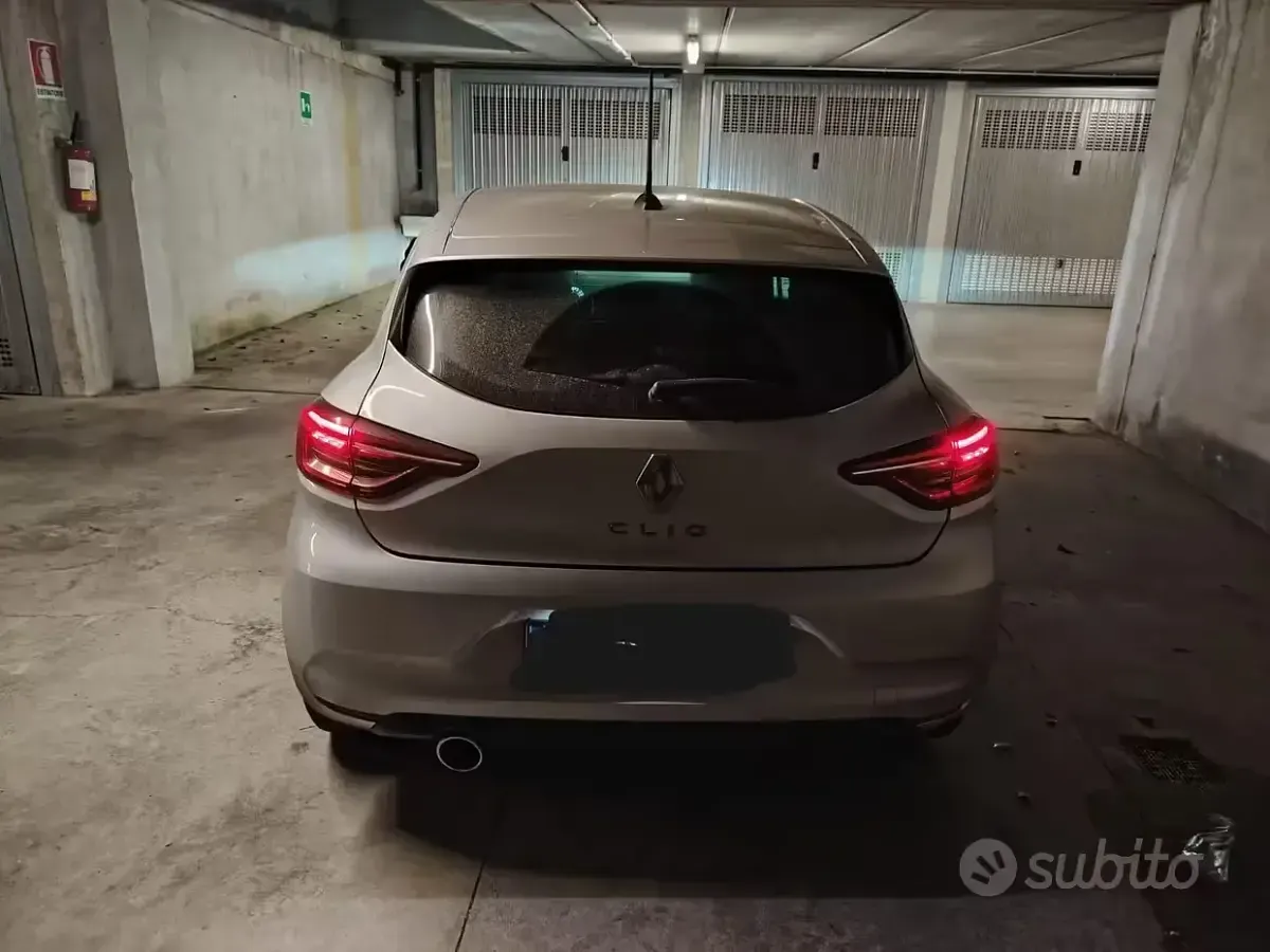 Usata Renault Clio V 101 CV (74 kW) 2021 Grigio Berlina