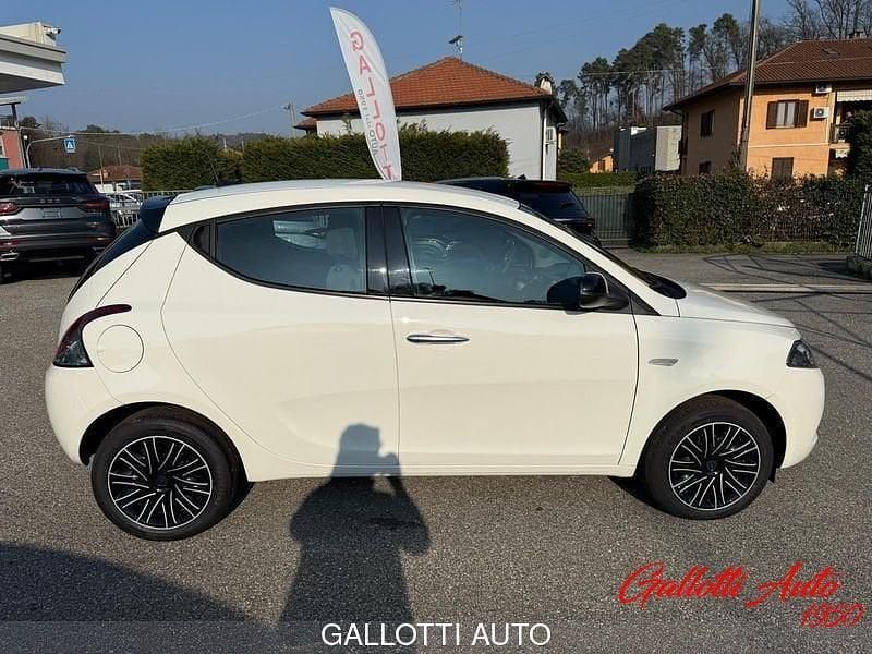 Usata Lancia Ypsilon 69 CV (50 kW) 2024 Bianco gelato (268) Utilitaria