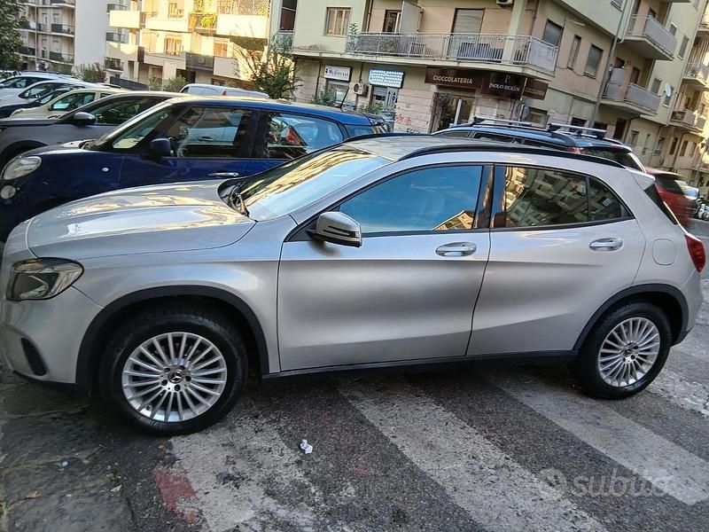 Usata Mercedes GLA180 122 CV (89 kW) 2018 Grigio SUV