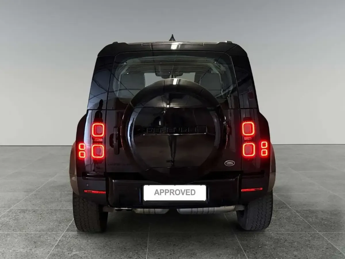 Usata Land Rover Defender SE 200 CV (147 kW) 2023 Santorini black SUV