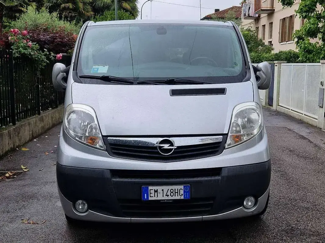 Usata Opel Vivaro 114 CV (83 kW) 2012 Argento Monovolume