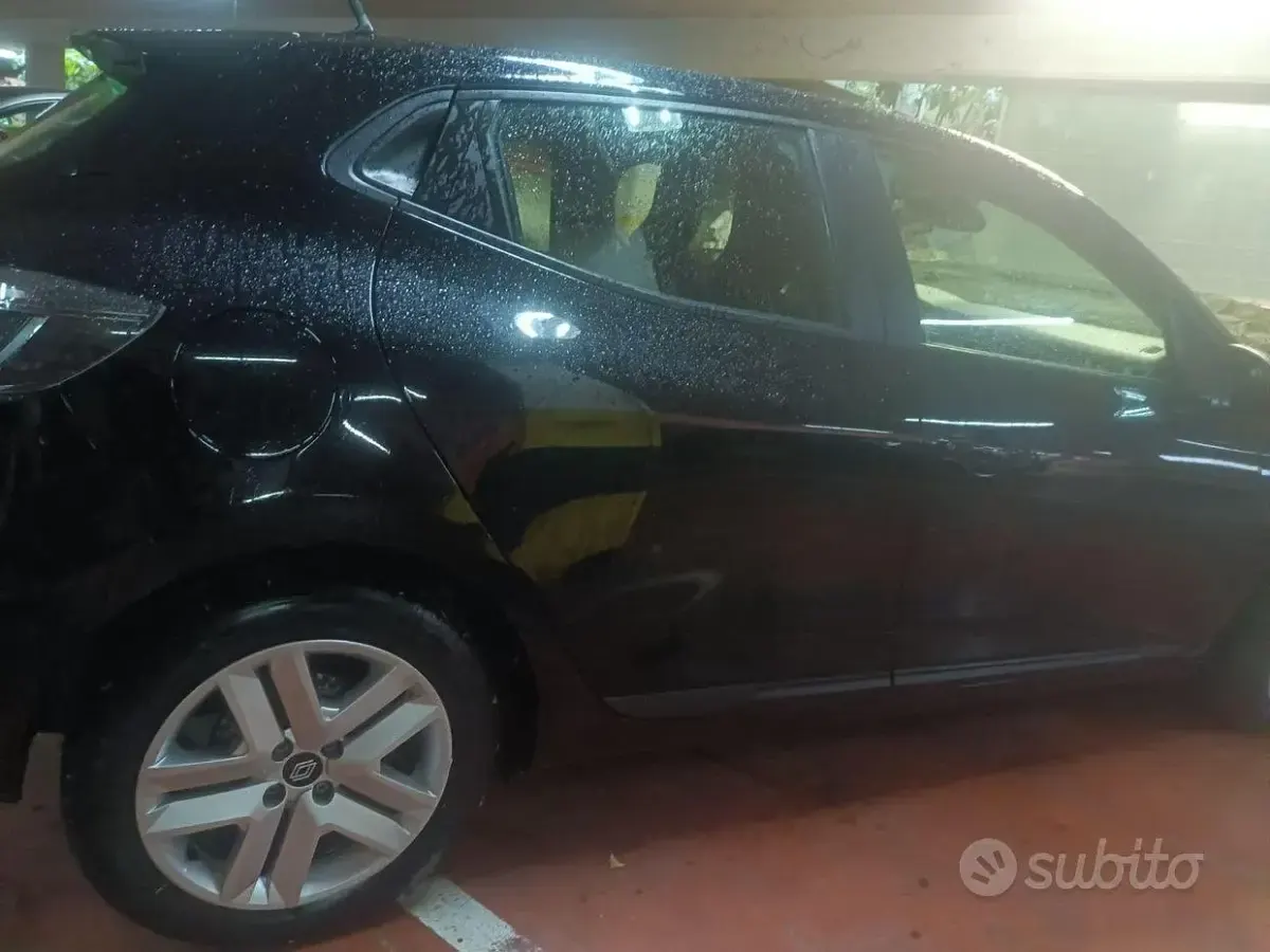 Usata Renault Clio V 101 CV (74 kW) 2024 Nero Berlina