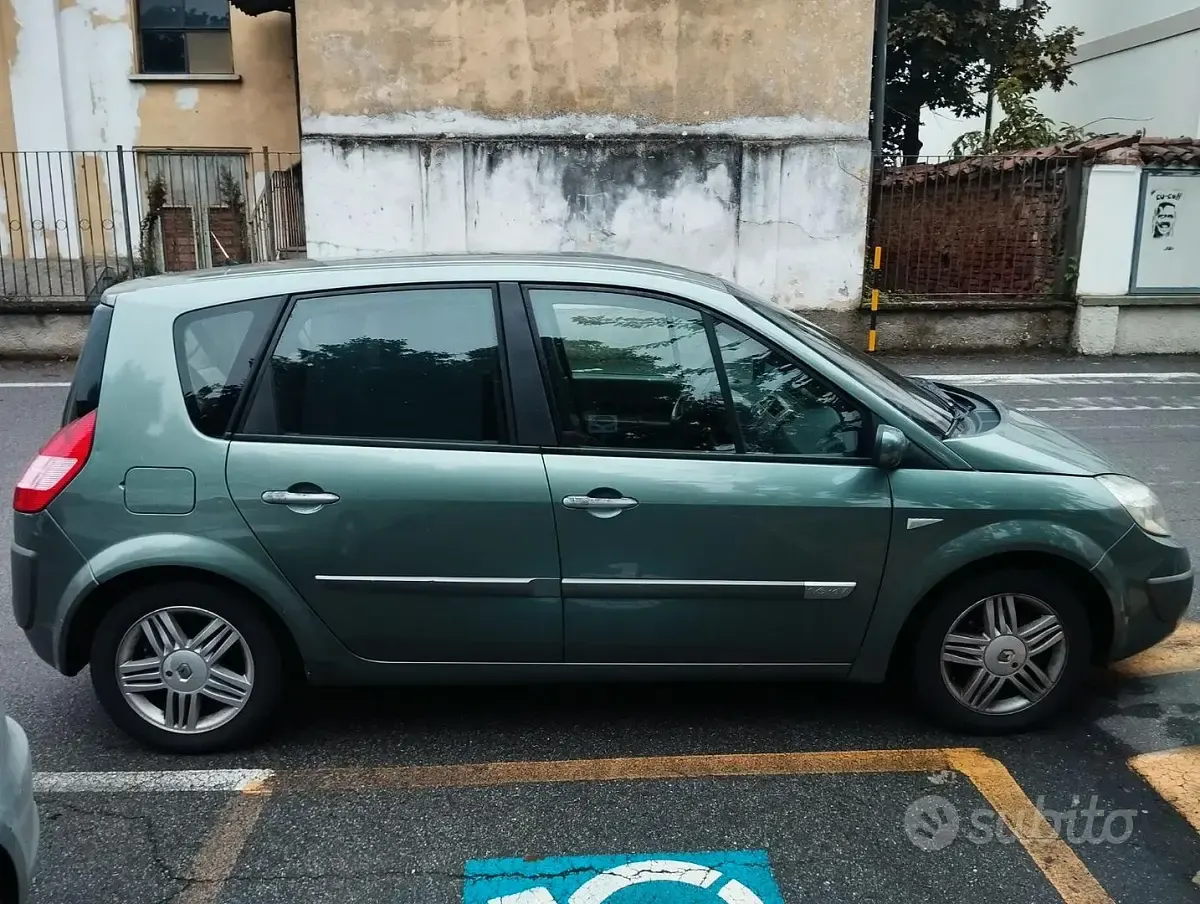 Usata Renault Scénic II 111 CV (81 kW) 2004 Verde Monovolume