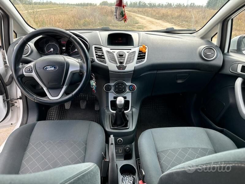 Usata Ford Fiesta 97 CV (71 kW) 2012 Bianco Utilitaria
