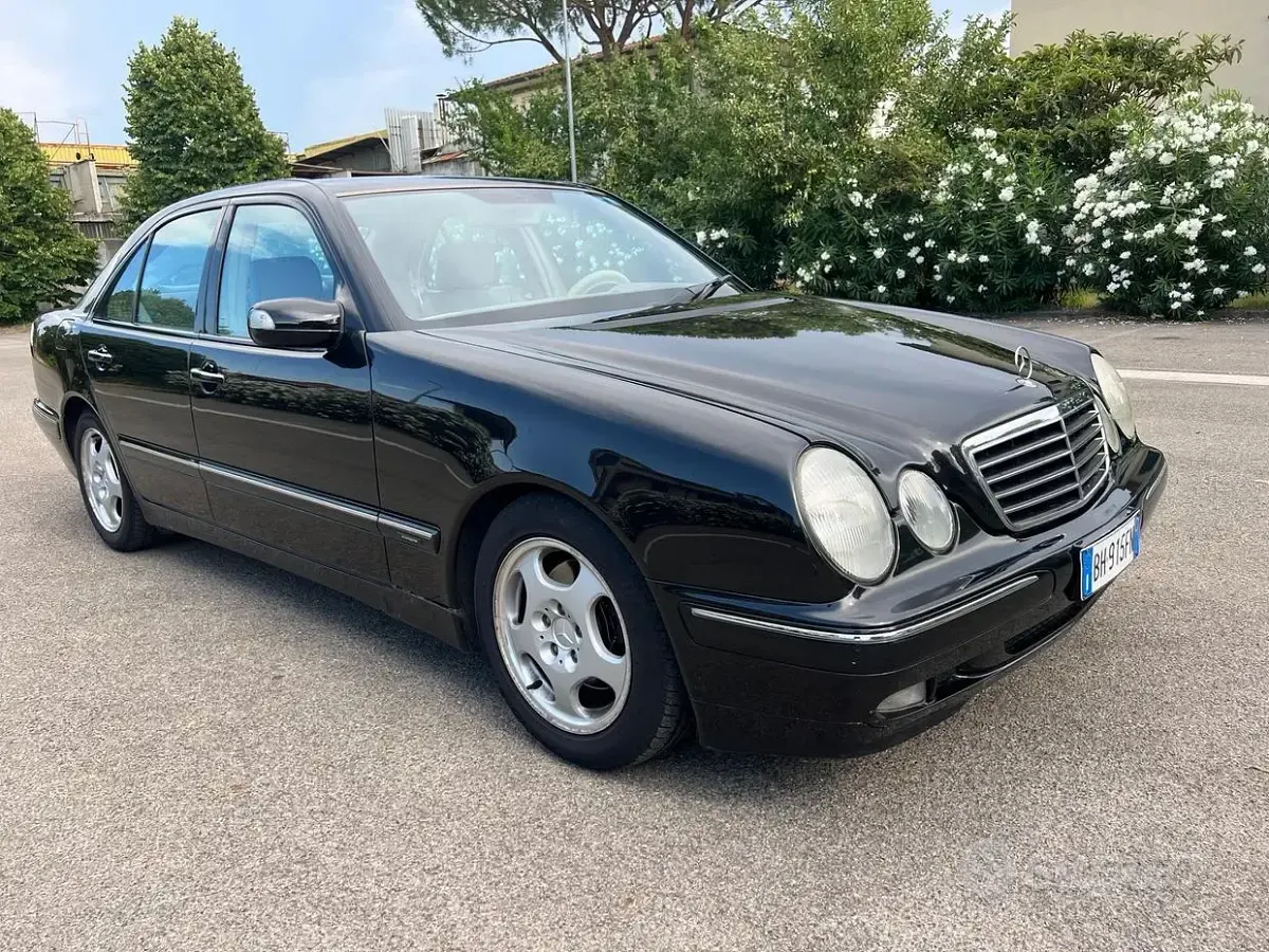 Usata Mercedes E270 Avantgarde 170 CV (125 kW) 2000 Nero Berlina
