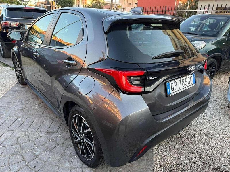 Usata Toyota Yaris Trend 72 CV (52 kW) 2023 Grigio Berlina