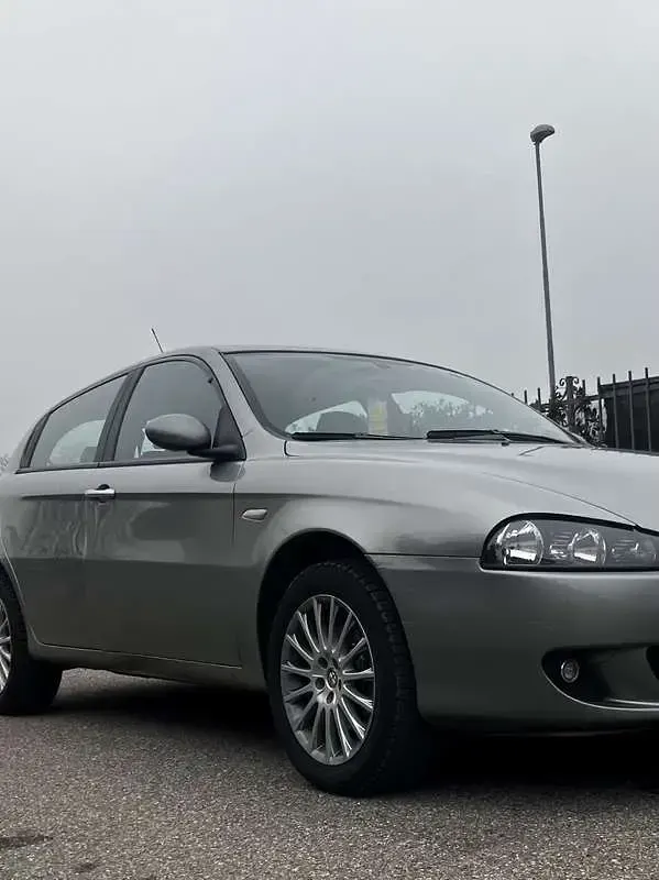 Usata Alfa Romeo 147 Progression 105 CV (77 kW) 2006 Utilitaria