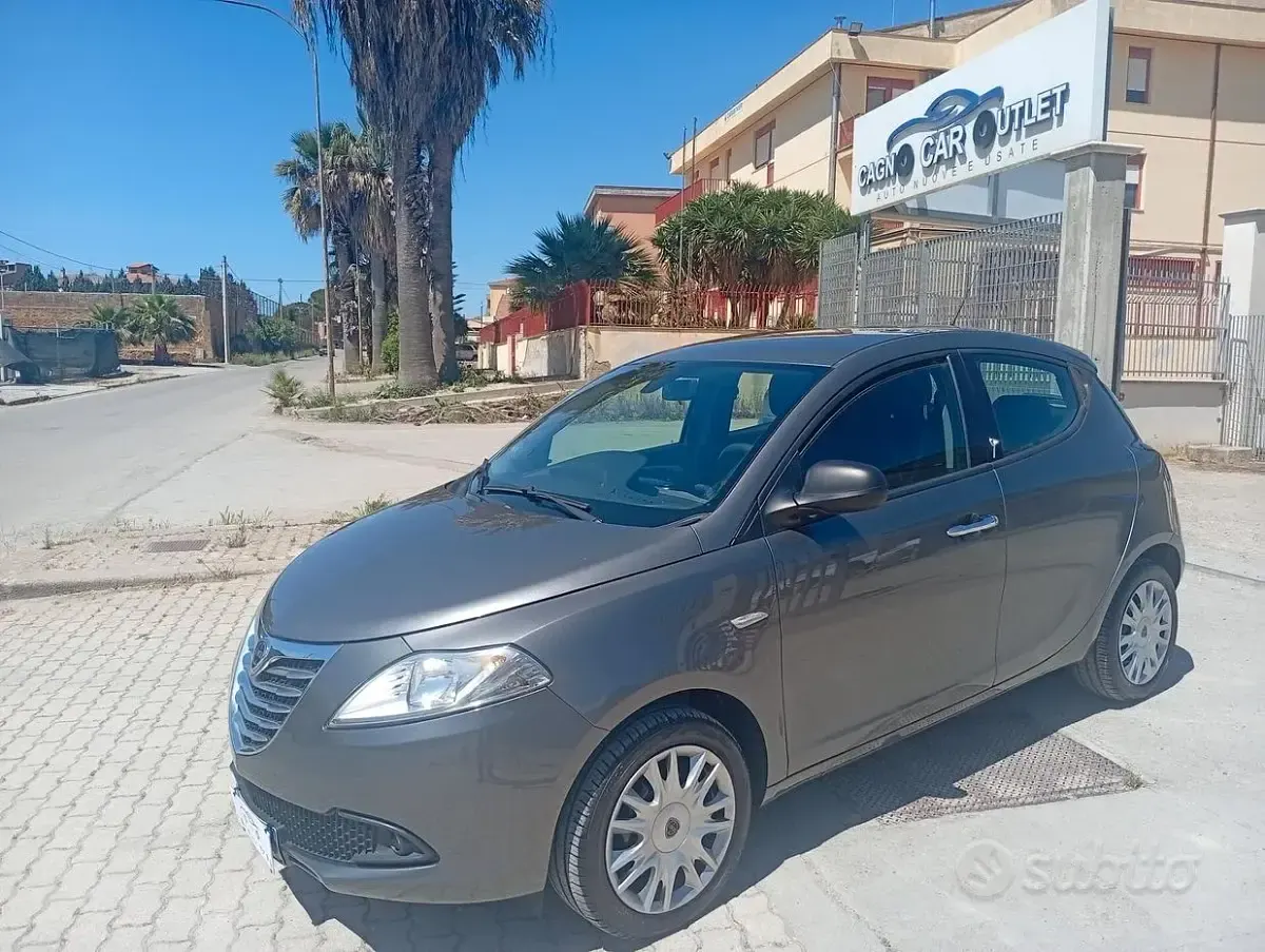 Gebraucht Lancia Ypsilon Gold 95 PS (69 kW) 2015 Grau Kleinwagen