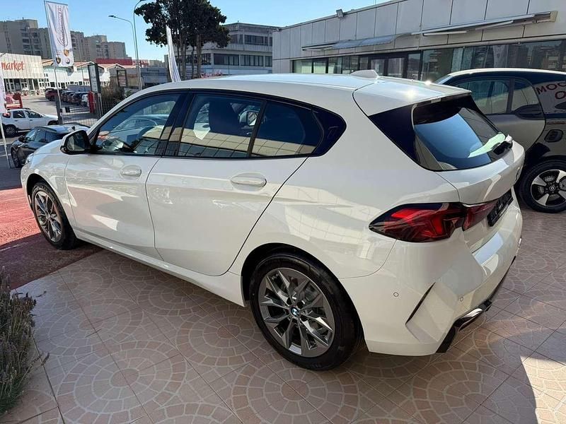 Usata BMW 118 Sport Line 150 CV (110 kW) 2024 Bianco alpinweiss Utilitaria