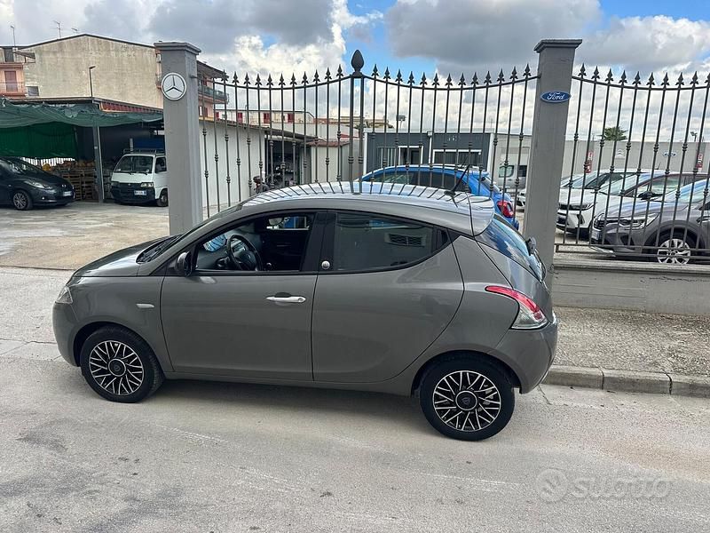 Usata Lancia Ypsilon 69 CV (50 kW) 2020 Grigio Utilitaria