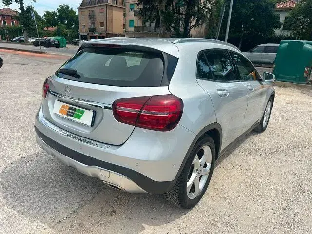 Usata Mercedes GLA200 136 CV (100 kW) 2019 Argento SUV