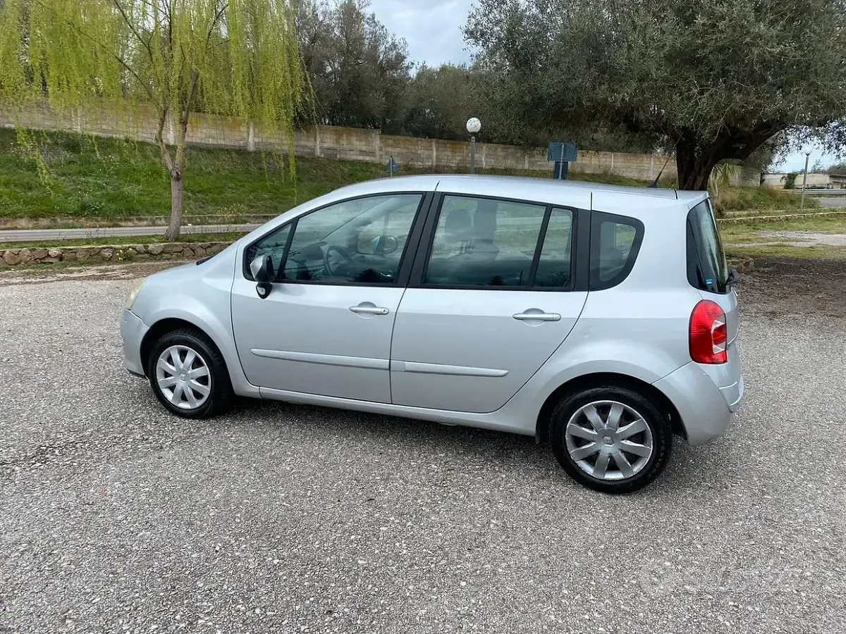 Käytetty Renault Modus 88 HP (64 kW) 2012 Harmaa Tila-auto